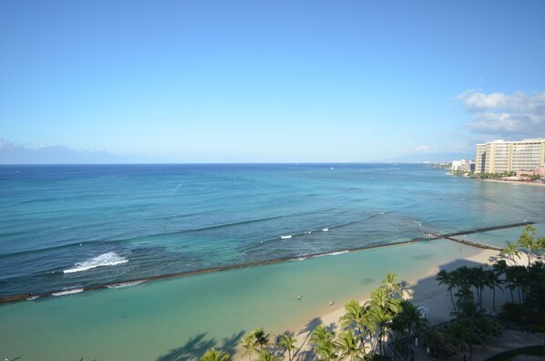 Beach nearby - Aloha Surf 1209 Vacation Comfortably in a Private King Suite (Honolulu)