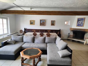 Fernseher, Kamin, Tischfußball, Tischtennisplatte