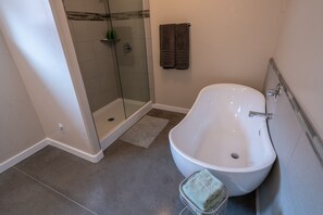 Badewanne, Haartrockner, Handtücher, Seife