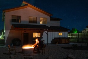 Exterior - Modern mountain view house w/ private hot tub! (Moab)