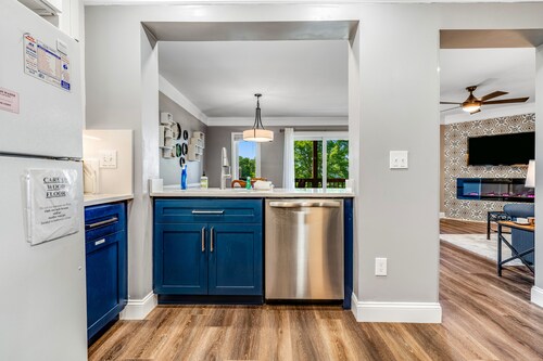 Slopeside condo in gate community w/remodeled balcony & fireplace