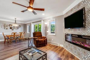 TV, fireplace, books - Slopeside condo in gate community w/remodeled balcony & fireplace (Sugar Mountain)