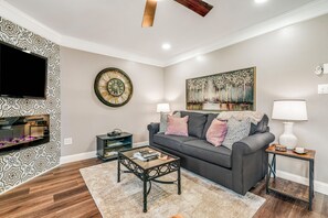 Televisión, chimenea, libros