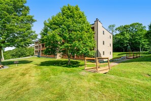 Exterior - Slopeside condo in gate community w/remodeled balcony & fireplace (Sugar Mountain)
