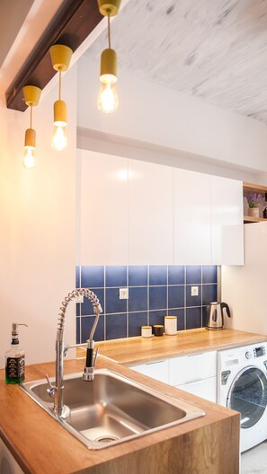 Réfrigérateur, four, plaque de cuisson, cafetière/bouilloire