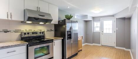 Refrigerador, microondas, horno y parrilla de estufa