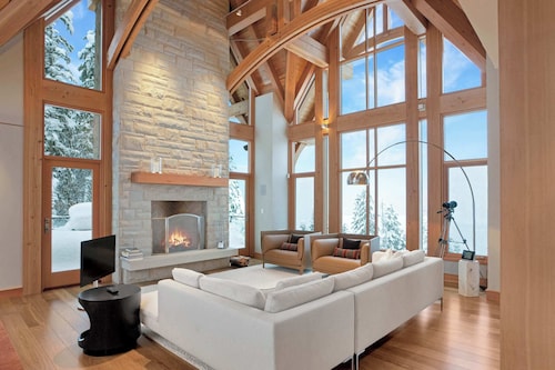 Luxury chalet w/ pool, AC & media