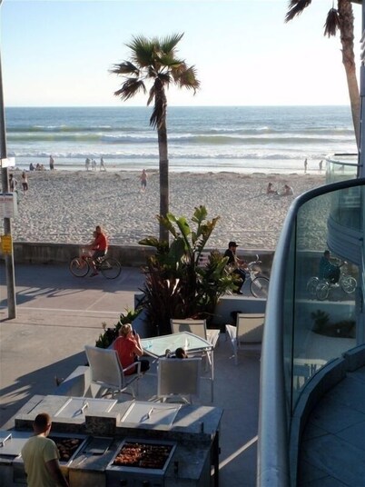 Newer Unit!  -- Ocean Front  with Amazing Ocean Views!