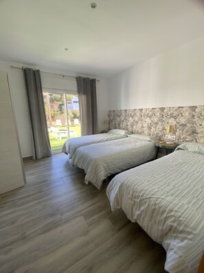 6 chambres, fer et planche à repasser, lit de bébé portatif