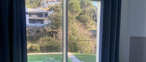 6 slaapkamers, een strijkplank/strijkijzer, reisbedje, gratis wifi
