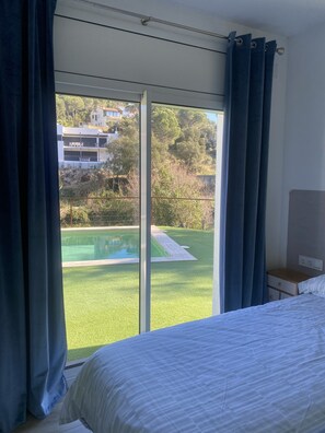 6 bedrooms, iron/ironing board, travel crib, free WiFi