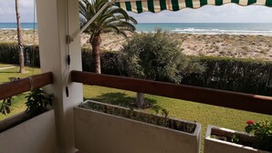 A balcony with a view of a beach and ocean. - Deltamar 80 Solo Familias! (Xeraco Playa)