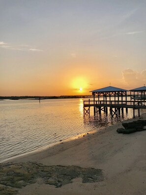 Beach nearby, sun loungers, beach towels