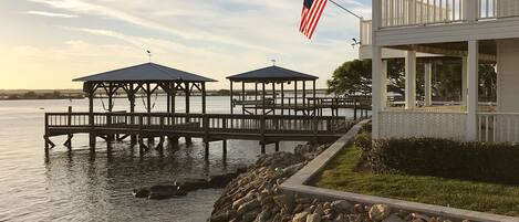 Una spiaggia nelle vicinanze, lettini da mare, teli da spiaggia
