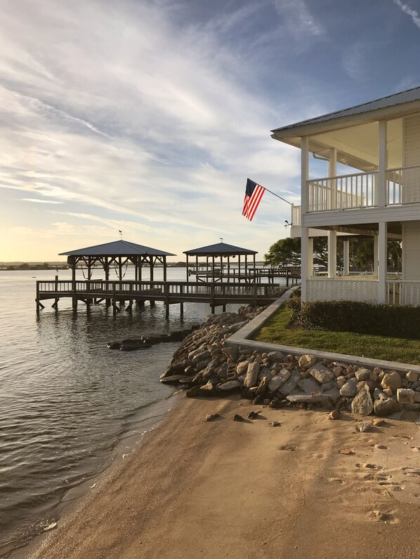 Beach nearby, sun-loungers, beach towels