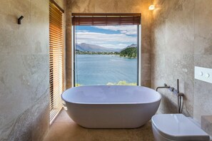 Rainfall showerhead, free toiletries, hair dryer, towels