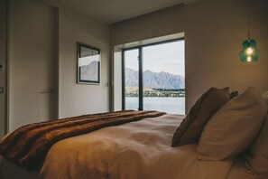 5 bedrooms, premium bedding, iron/ironing board, free WiFi