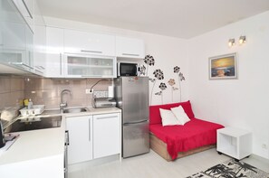 Frigorifero, microonde, forno, piano cottura