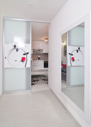 2 chambres, fer et planche à repasser, lit de bébé portatif