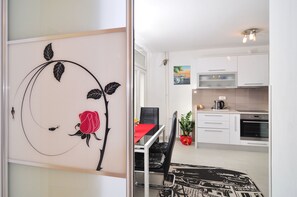 Frigorífico, microondas, horno y placa de cocina