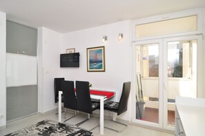 2 bedrooms, iron/ironing board, travel cot, free WiFi