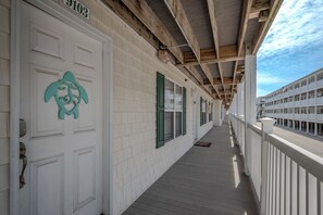 Property grounds - Turtle Cove: Family-friendly Condo within Steps of Pool. Easy Walk to Beach and (Oak Island)