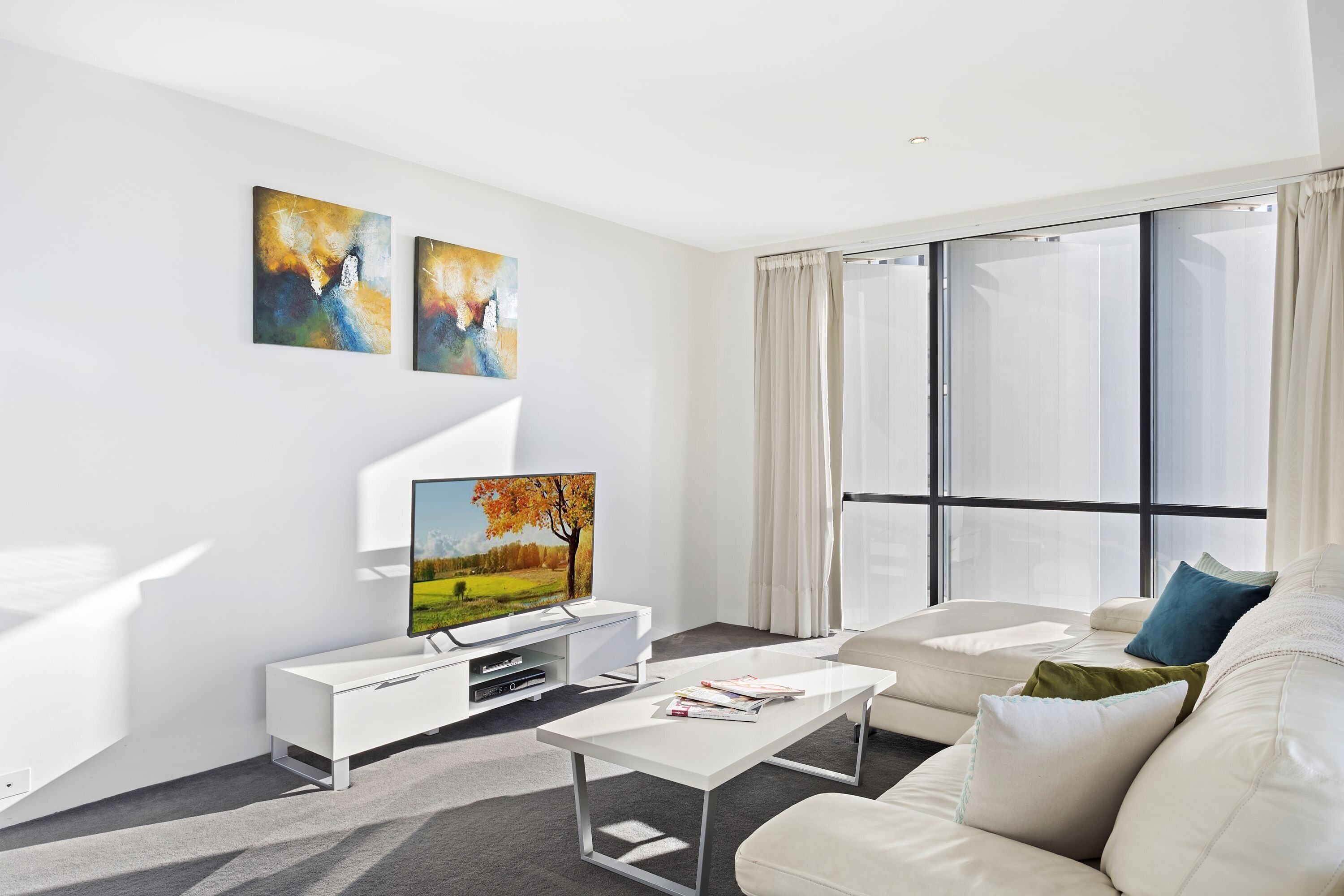 Circle on Cavill Ocean & River Views — image 6