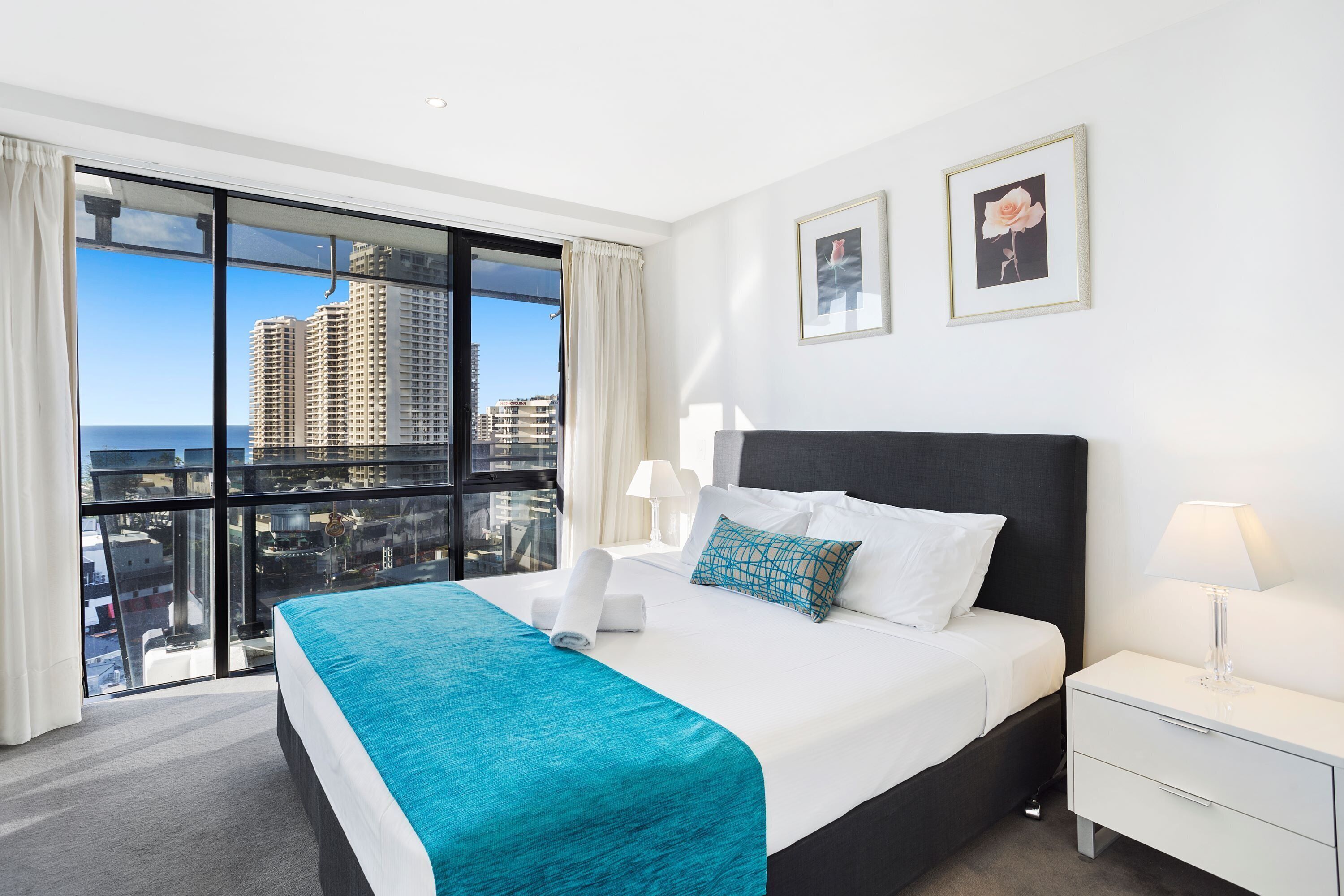 Circle on Cavill Ocean & River Views — image 7