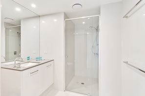 Shower, jetted tub, hair dryer, towels