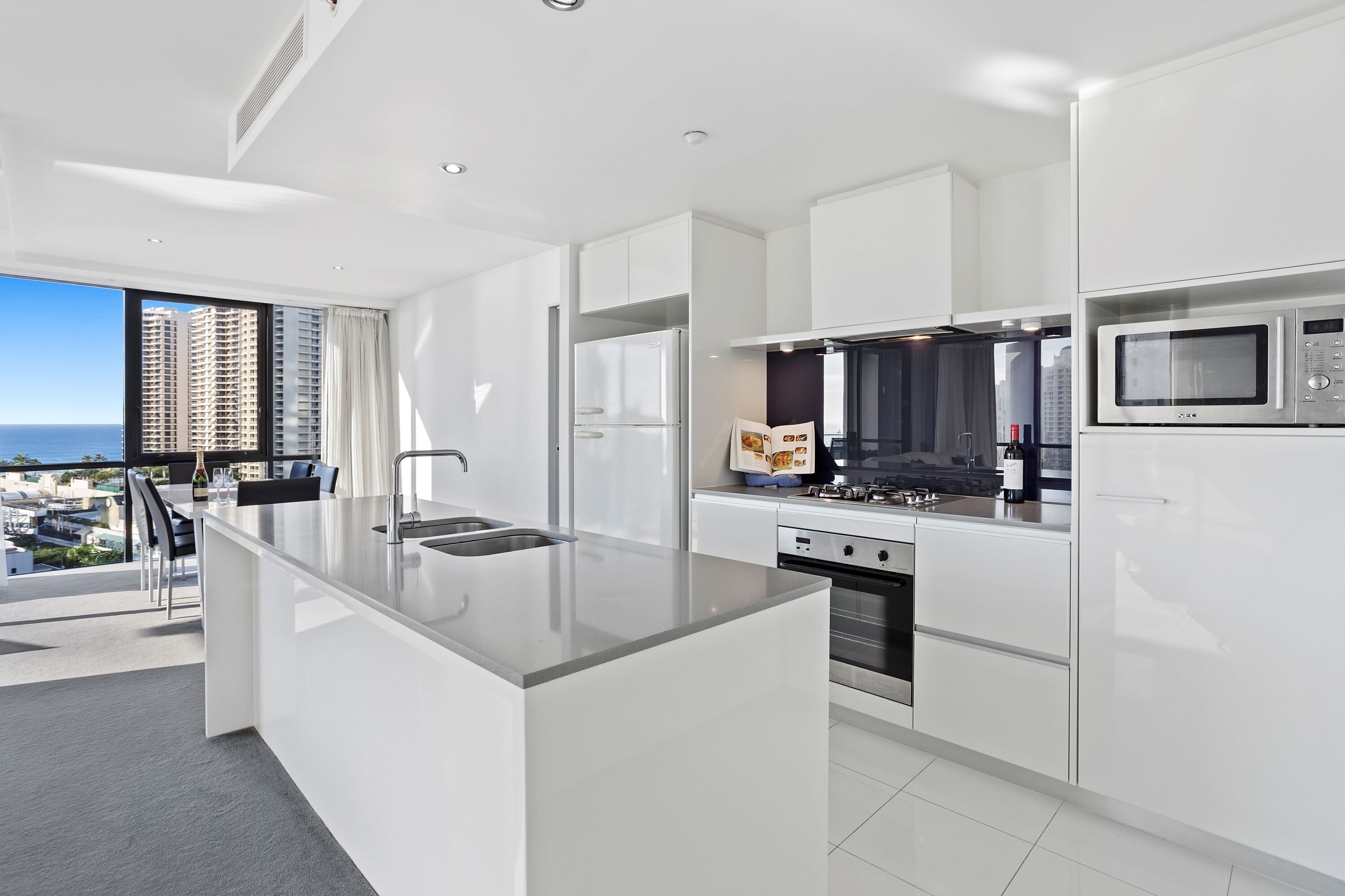 Circle on Cavill Ocean & River Views — image 8