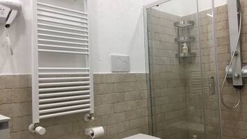 Dusche, Haartrockner, Bidet, Handtücher
