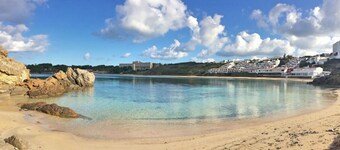 Tranquil apartment with gorgeous sea views. 4 minutes walk to beach & amenities.