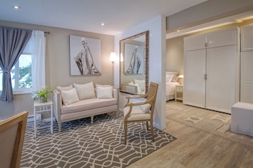 Chic, light, natural décor and fabrics in living spaces.