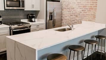 Een koelkast, een magnetron, een oven, een kookplaat