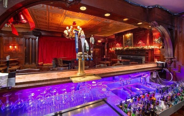 3 bares y bar junto a la piscina
