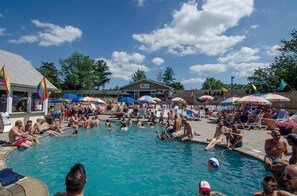 Una piscina al aire libre de temporada (de 11:00 a 20:00), tumbonas