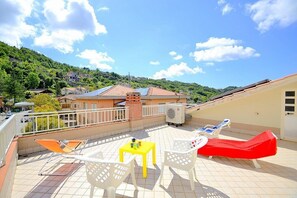 Property grounds - Casa Imma B: A welcoming apartment situated in a quiet location, a few minutes from the town center, with Free WI-FI. (Ogliastro Cilento)