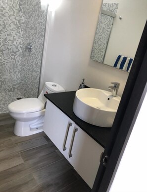 Exclusive House | Bathroom | Free toiletries, towels, soap, shampoo