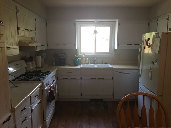 Jääkaappi, mikroaaltouuni, uuni, liesi