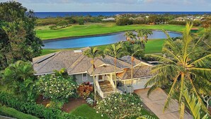 Una proprietà residenziale con campo da golf, piscina e vista sull'oceano.