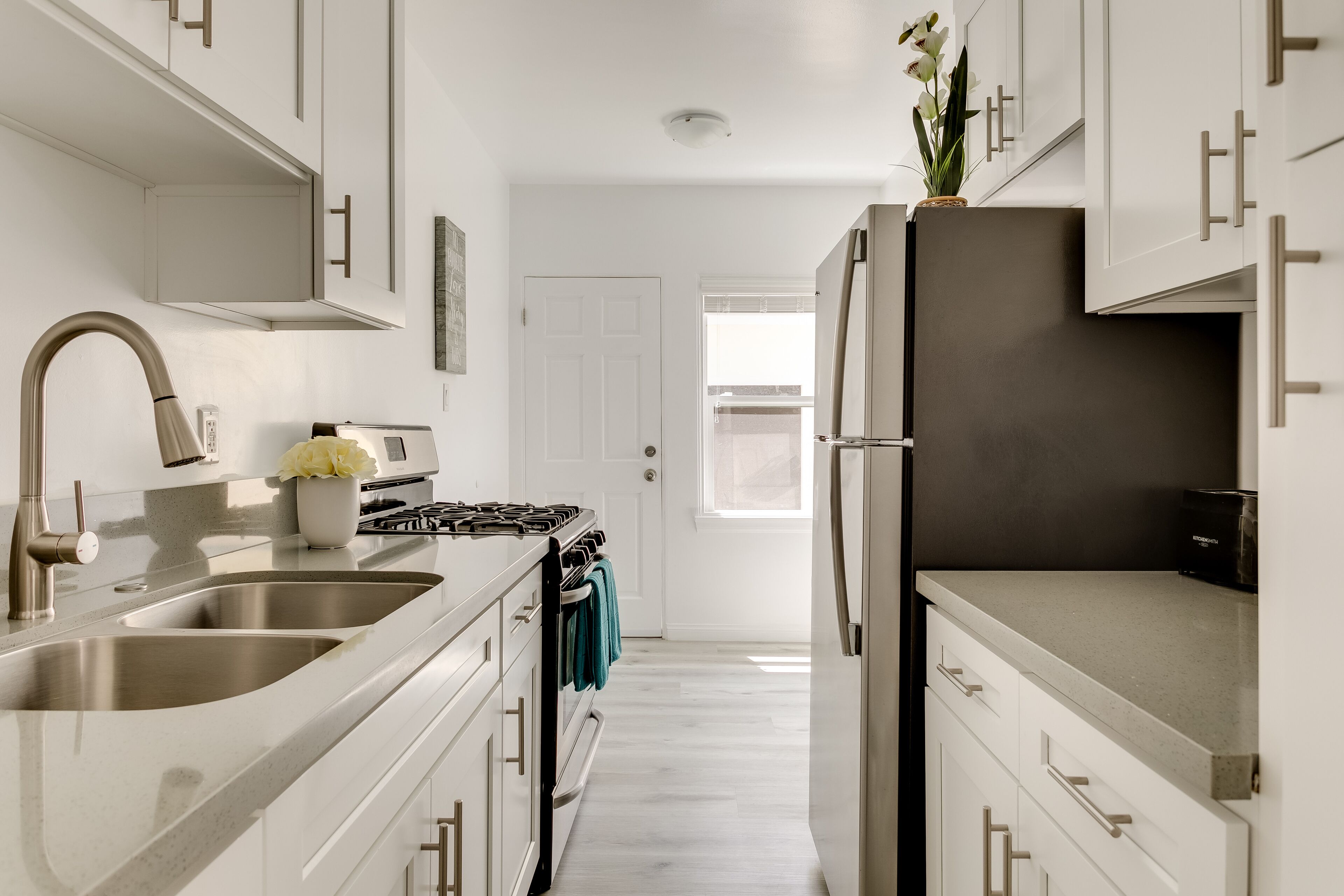 Een koelkast, een oven, een kookplaat, een koffiezetapparaat/waterkoker