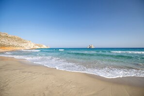 Ubicación cercana a la playa y toallas de playa