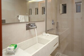 Ensemble douche/baignoire, sĂšche-cheveux, serviettes fournies, savon