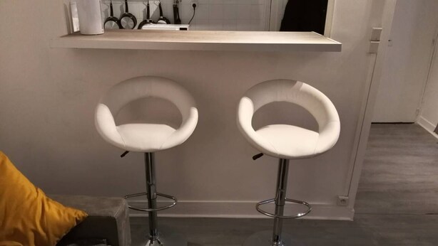Two white bar stools with chrome legs in a modern kitchen area. - Comfortable & affordable Parisian studio near the metro. (Ivry-sur-Seine)