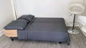 デスク、WiFi、ベッドシーツ