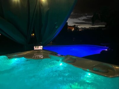 RESORT LUXURY OASIS PEACEFUL HOME-6BDRS 8BD 3 BT-PET friendly GARDEN HEATED POOL