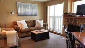 TV, fireplace, DVD player, books - Large 2Bdrm/2BA apt, Village cntr, AC, hot tub, fitness cntr, sleeps 7,sec.prkng (Whistler)