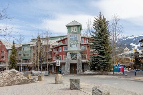 Large 2Bdrm/2BA apt, Village cntr, AC, hot tub, fitness cntr, sleeps 7,sec.prkng