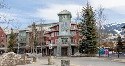 Large 2Bdrm/2BA apt, Village cntr, AC, hot tub, fitness cntr, sleeps 7,sec.prkng
