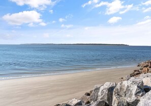 På stranden